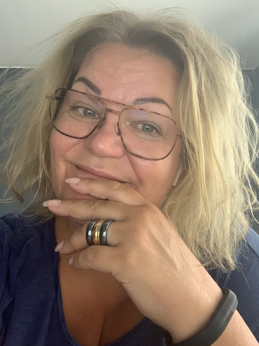 prinsessanDora's tweet photo. Fick precis veta att jag är en av de 25% som får återgå till kontoret from måndag 👍😄🥳
Note to self, komma ihåg att man måste börja kamma håret ....
#rufs #penntrollsfrisyr https://t.co/xNP0tACLbz