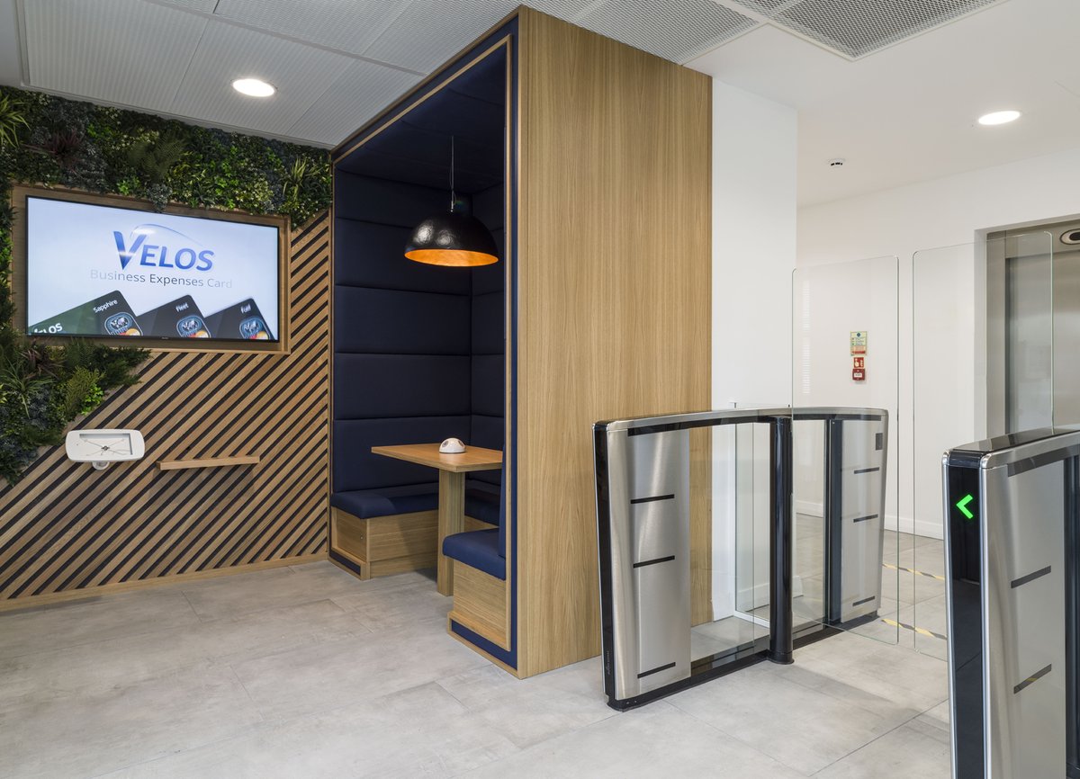 SpaceInvaderDes's tweet photo. Throughout Covid19, we've been pressing on with Radius ‘Eurosales’ and are pleased to say it's completed. We have adapted the space with less furniture due to current social distancing measures, which will be installed as restrictions ease. #WorkplaceDesign 📷 @Snappersmithy https://t.co/2rHOlH714n
