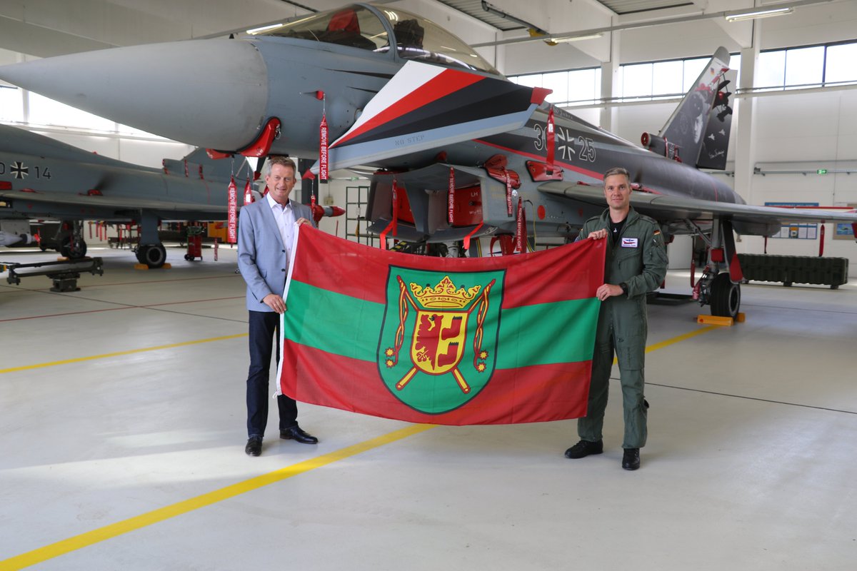 Team_Luftwaffe's tweet photo. #VAPB - 🇩🇪 beteiligt sich ab September an der Verstärkung des NATO Air Policing Baltikum und sichert den Luftraum über 🇪🇪, 🇱🇹 und 🇱🇻. Das #TLG 71 stellt den Hauptanteil. Der Wittmunder Bürgermeister übergibt die Stadtflagge an den Kontingentführer. Mehr: https://t.co/zF7rtBf0vo https://t.co/2XuolsiRaa