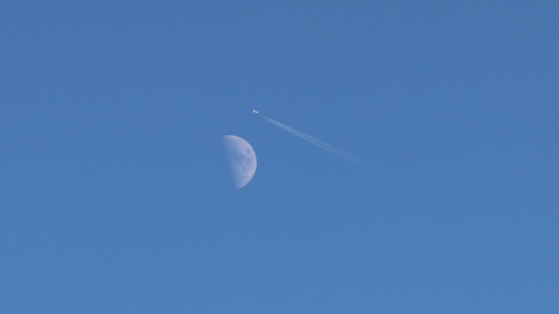 Miramos al cielo en homenaje a las víctimas, familiares y compañeros del vuelo #JK5022 de #Spanair. Siempre en nuestros corazones.