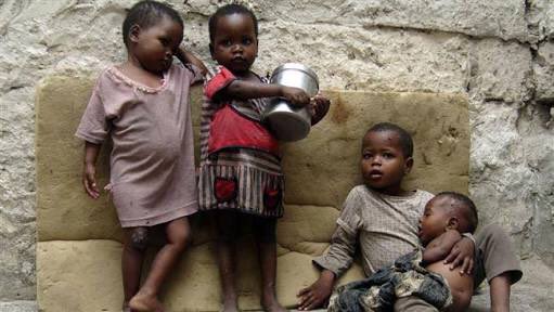Бедные дети африки. Голодающие африканские дети. Африканские дети Голодные. Бедные африканские дети.