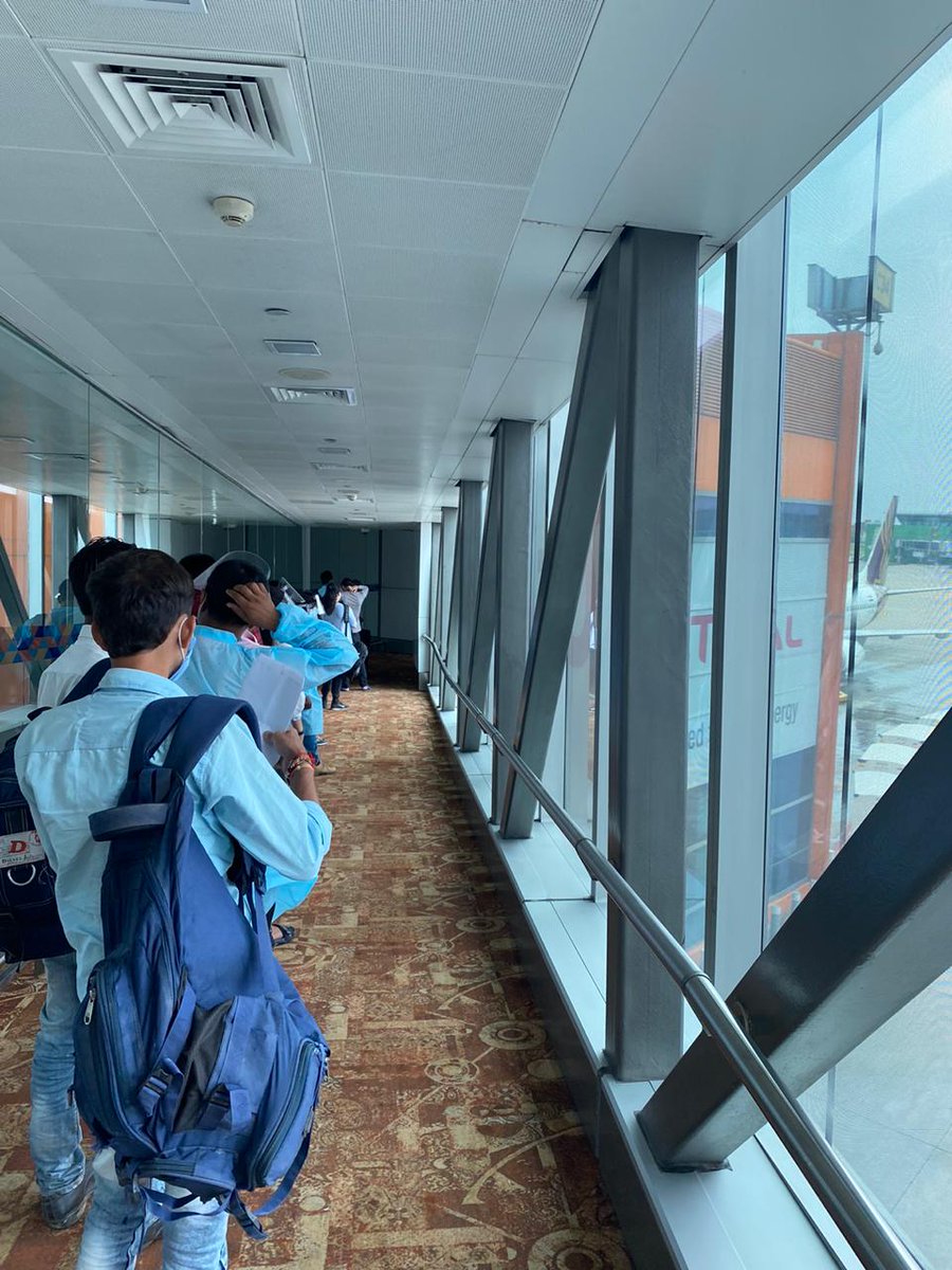 Abbieshake's tweet photo. @airvistara UK933 DEL-BOM. Right now, we are made to stand in the skybridge in a line even when the flight doors are shut. Dont know if such a thing is visible to the management during such times or is the management turning a blind eyes towards this. Disappointing and alarming https://t.co/l6oe9vzn6e