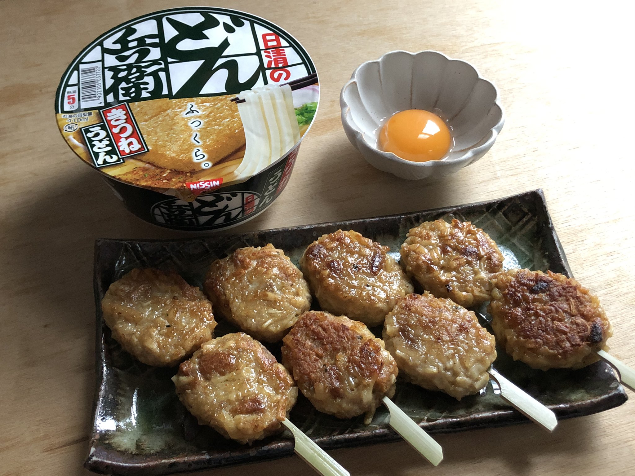 Uzivatel チーフ Na Twitteru どん兵衛鶏つくねを作ってみた 材料はどん兵衛と鶏ひき肉と卵と生姜 あとは焼く時に使う油と水だけ 砕いた麺でふっくらもっちり 刻んだおあげと粉末スープで出汁感たっぷりの鶏つくねなのです T Co K85hfnx1zc カップ麺万能説