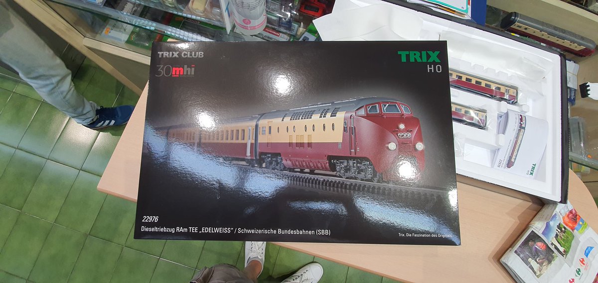 jordasso1's tweet photo. Avui, a gaudir del TEE Edelweiss del #clubtrix @Maerklin Ho. Una preciositat que m'ha costat deixar de fumar durant 8 mesos. Ha valgut la pena,per la salut i per la joguina https://t.co/PxBV5ppp9X