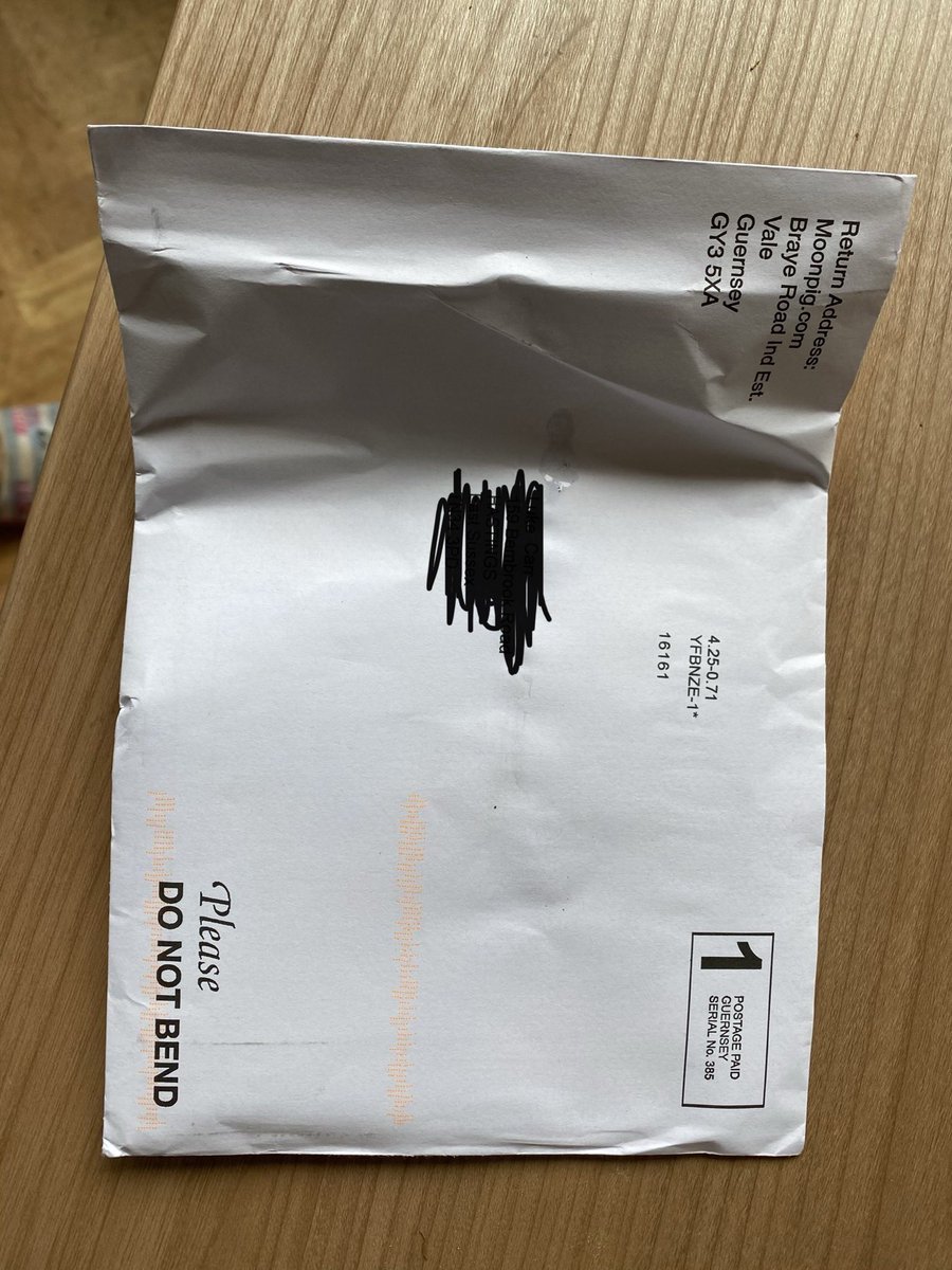 ambersusiejayx's tweet photo. Good to see that @RoyalMail staff can follow simple instructions 👍🏼 daughters birthday card is destroyed before it’s even been opened! https://t.co/l0tFyKTT6Z