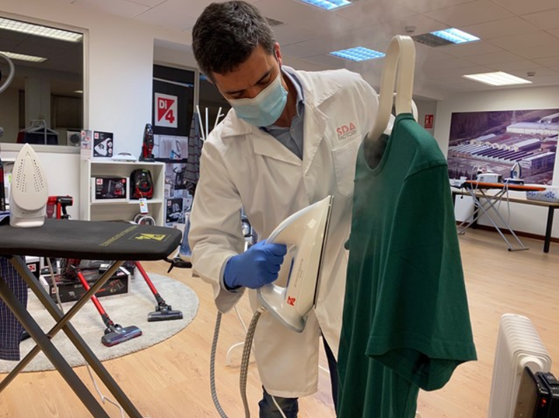 BBTrendsEs's tweet photo. "Además de venderlo en todos sus centros, los profesionales de [El Corte Inglés] utilizan este centro de planchado [de #Di4] para higienizar con total garantía y en apenas 30 segundos las prendas que han sido probadas por sus clientes" by @electroimagen https://t.co/OAFfkIelE8 https://t.co/4JALCNK7np