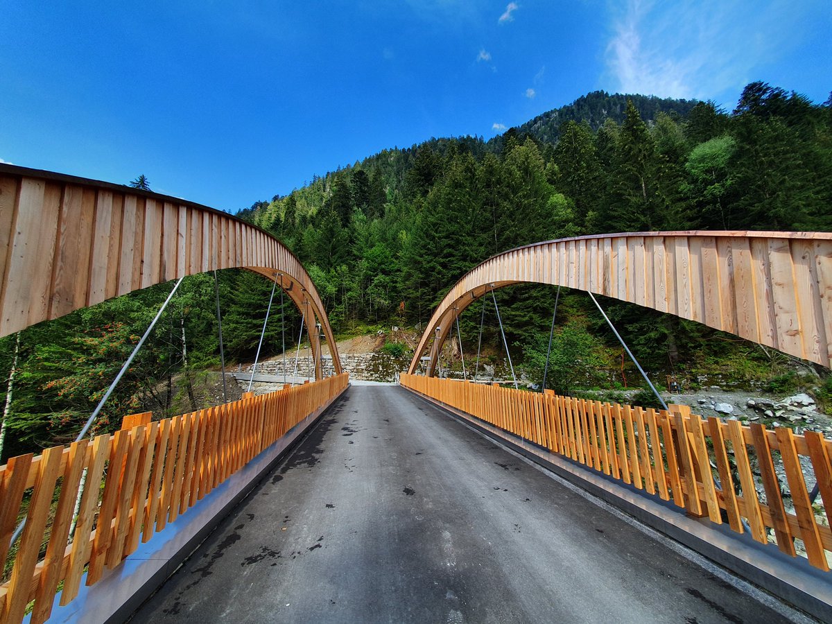 Bondasca: il ponte Marlun, un importante collegamento.
La costruzione del ponte di legno Punt Marlun in val Bondasca è terminata. Il ponte rimarrà ancora chiuso al traffico fino al termine dei lavori della strada forestale.
#Bondo #ValBondasca #PizCengalo #PuntMarlun