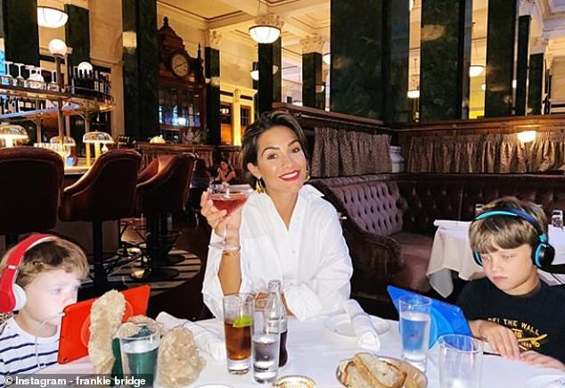 Are you an iPad mum? rb.gy/mf1loq great advice from our evidence based parenting and education expert Dr. Kathy Weston <a href="/Parentengage/">Dr Kathy Weston</a>  in <a href="/Femail/">Fake Email</a> Discussing Frankie Bridge's boys on iPads at dinner. #parentingexpert #education #parenting