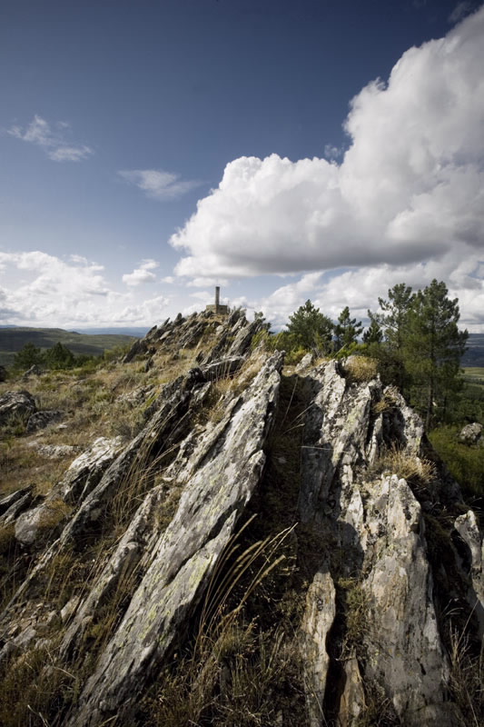 Qwaytravel's tweet photo. Os recomendamos visitar #PenaMaseira en #Ourense, limitando con Portugal y #Zamora.
Aquí visitarás la #SierraDeAEsculqueira y el #PenedoDosTresReinos, donde confluían los reinos mediavales de #Portugal, #Galicia y #León.
#CircuitosGalicia #@Xunta #@Turgalicia #Xacobeo2021 #ATREGA https://t.co/imf54crTYV