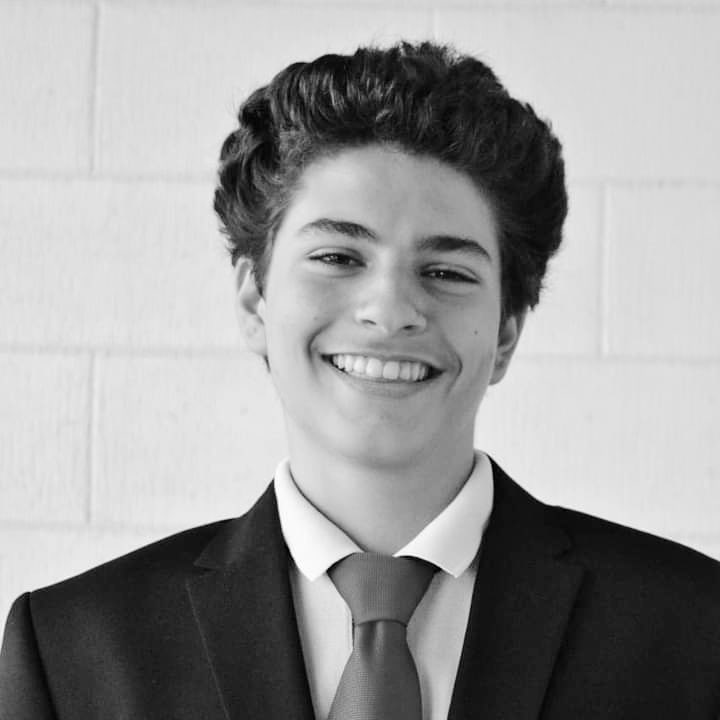 #EliasKhoury, 15-years old, passed away yesterday from wounds sustained in the #BeirutBlast.

Today... his young classmates are carrying his coffin.  Heartbreaking and makes my blood boil.

Another beautiful life lost. We want justice for #Beirut