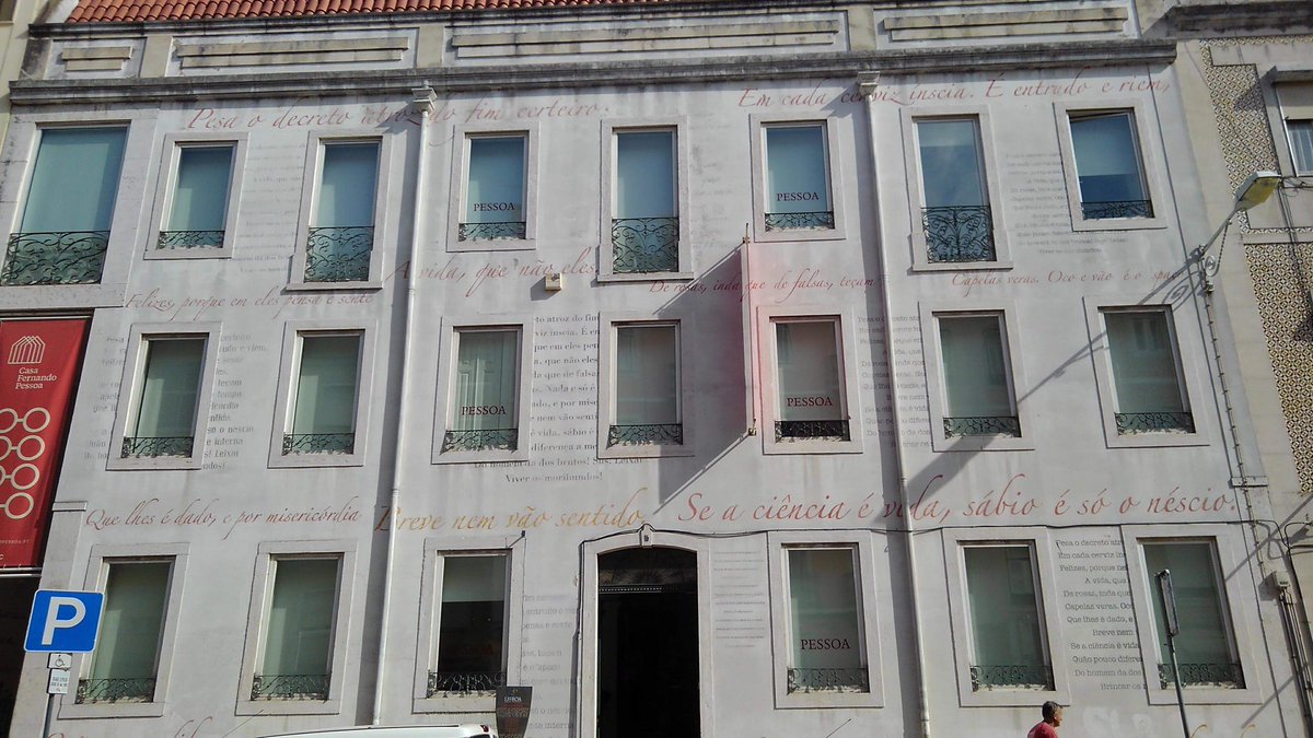 ポルトガル大使館 大使館外交官 職員による ポルトガルの夏 アルバム リスボン滞在最終日 プリンシペ レアル公園の前にチーズの市が立っていました 思わず立ち止まる私に気前よくスライスして味見をさせてくれたおじさん 美味しい しかも安い