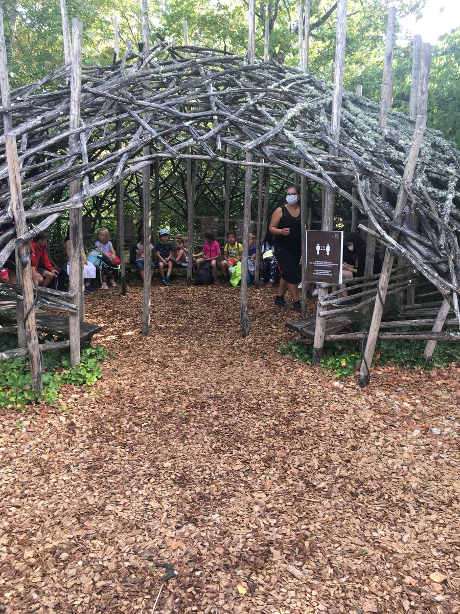 beguin_katia's tweet photo. École ouverte buissonnière à Chaumont-sur-Loire : les futurs CP et CE1 de l’école Raphaël Périé de Blois découvrent la beauté des jardins et une cabane de rêve. Après la promenade en bateau sur la Loire, une riche matière pour leur tableau de bord. #usep41 #VacancesApprenantes https://t.co/8N8uc9yAIX