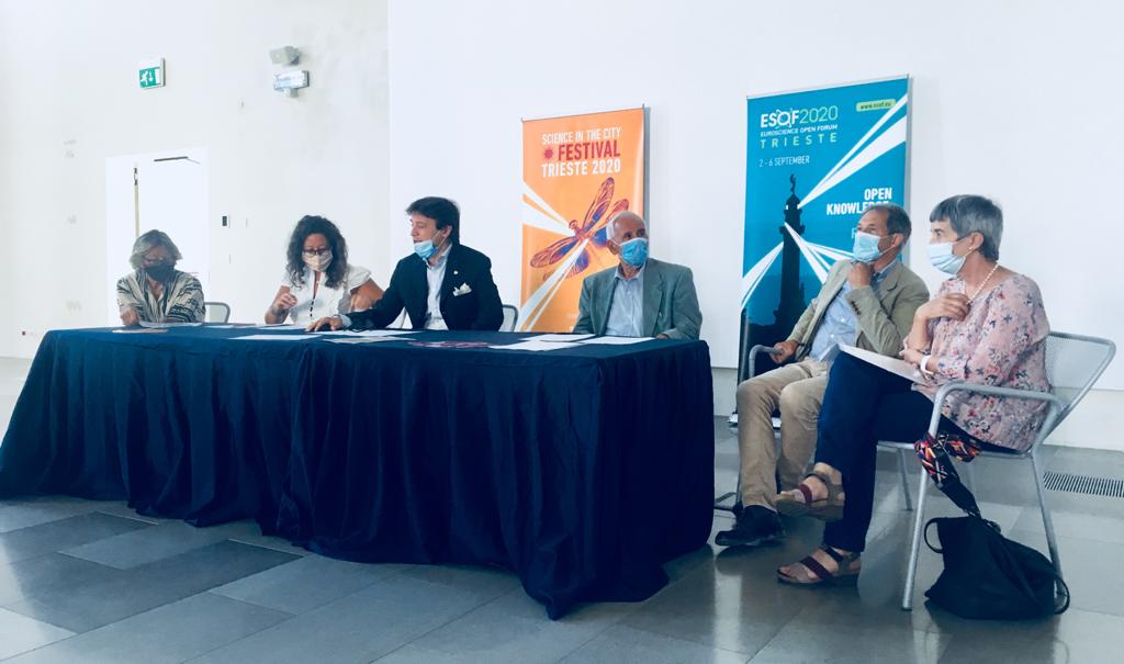 immaginarioIS's tweet photo. Oggi a @ilRossetti si presentano gli eventi del teatro per Science in the City Festival di #Esof2020Trieste: il 31 agosto giornata dedicata a #FameLab, con la finale italiana e lo show FameLab All Star ⭐️
Prenotazioni: https://t.co/YnjofIYw7V https://t.co/D1oBCejmzu