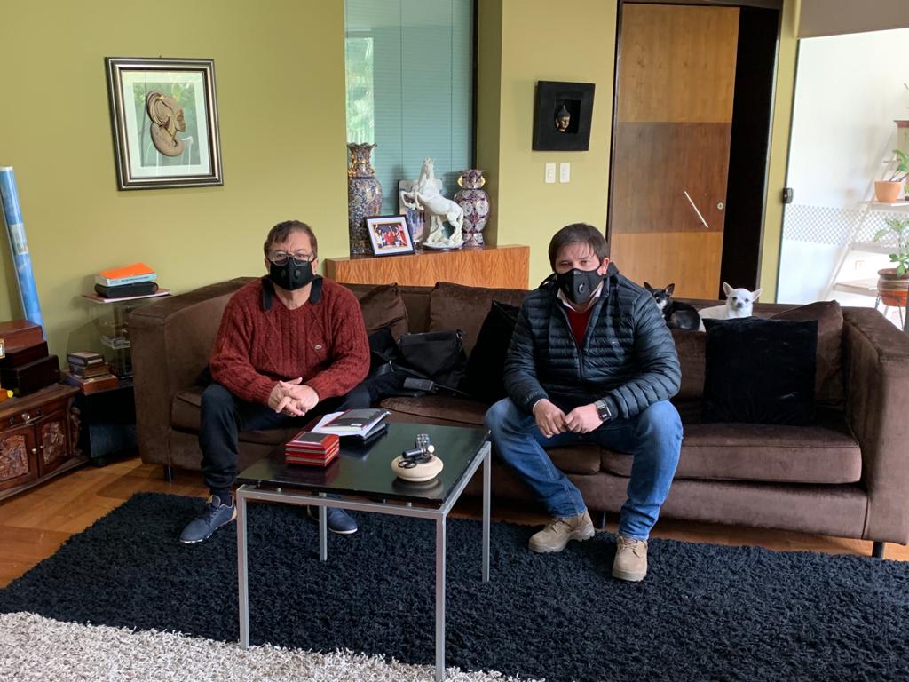 michelfloresf's tweet photo. Esta mañana bien temprano me reuní con el Director de la @ebypy el @NicanorDF con quien estamos trabajamos de manera conjunta para seguir apostando a obras de infraestructuras que generen desarrollo en la comunidad.
Gestión, trabajo y progreso. 💪🇵🇾 https://t.co/aqqgBJWf1X