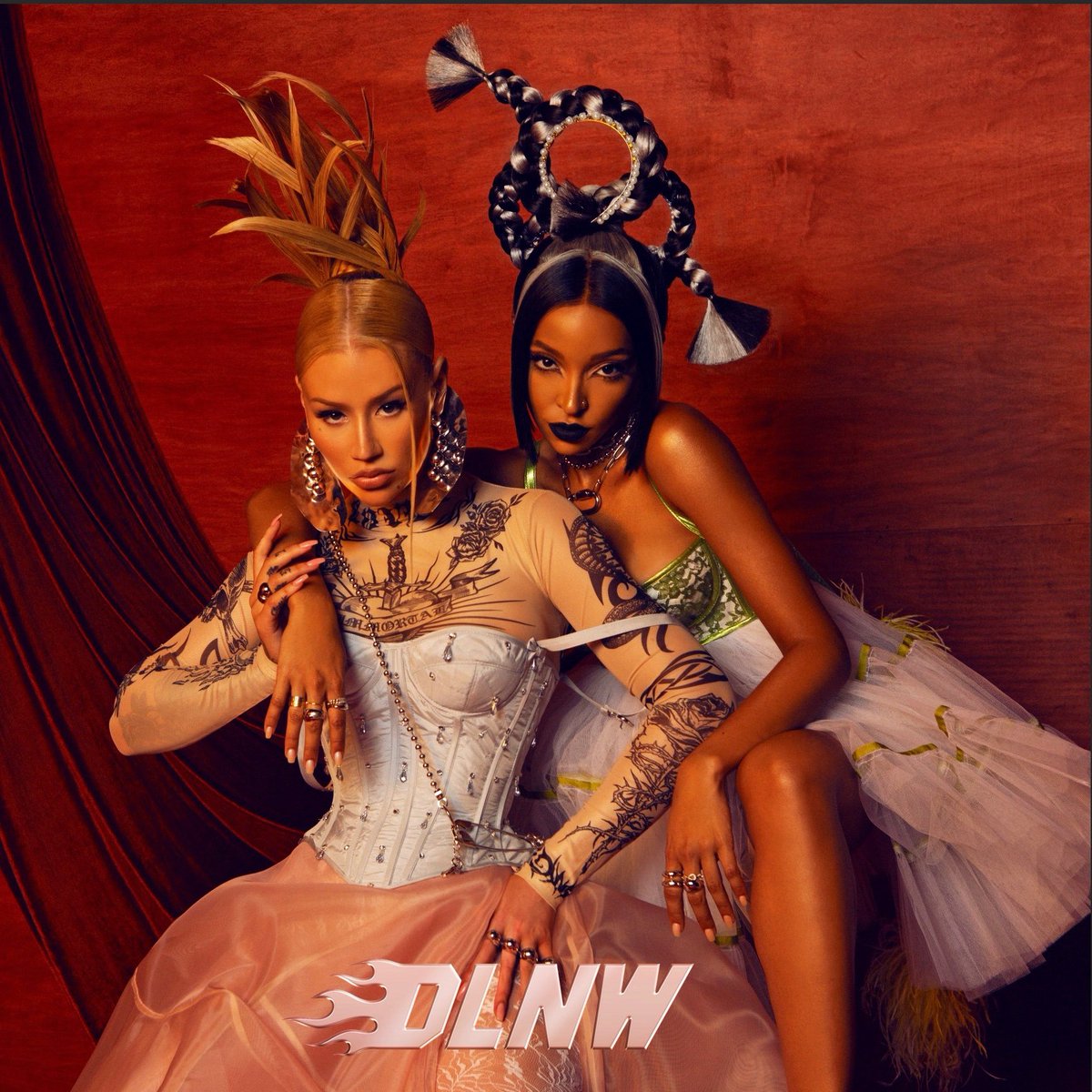 IAmSmiler's tweet photo. 🚨 ATTENTION PLEASE 🚨

Iggy Azalea will release her new single 'DLNW' tomorrow with Tinashe. 

We Smilers should support Iggy tomorrow, because remember when Iggy was the first and the only female artist who supported 'Midnight Sky'? 

Let's show Iggy some love by streaming DLNW https://t.co/IgZYLu7ATB