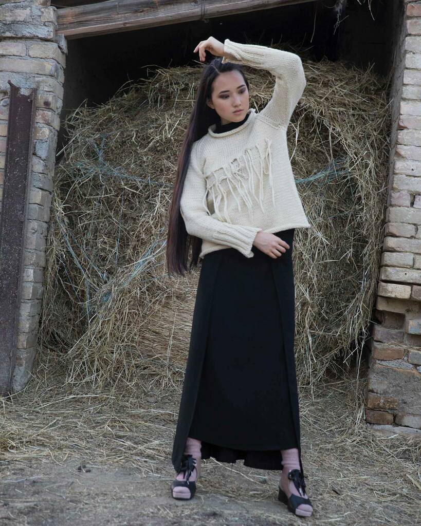 dianalequesne's tweet photo. Maglioni fatti a mano con lana abruzzese. ⬇️
Handmade jumpers for men and women with abruzzese wool.⬇️

Il profumo della paglia, la lana cardata in casa, il ritorno a ciò che dura. La terra, noi che l’amiamo e la difendiamo. 
The scent of straw, carded w… https://t.co/bkkxpDoc89 https://t.co/Ud0F67Bh0t