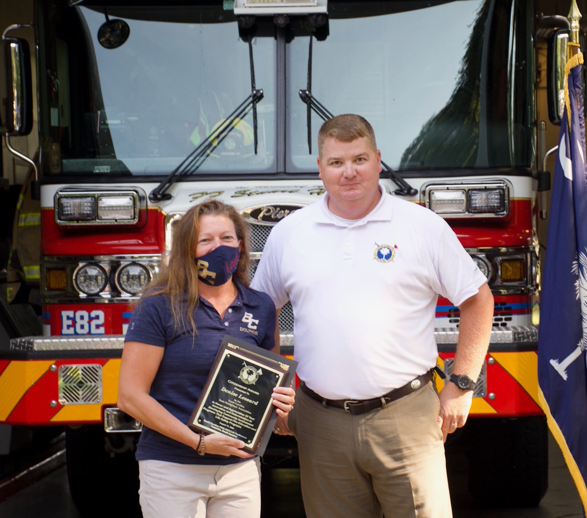 scfirefighters's tweet image. #SCSFA was proud to present 2 Citizenship Awards to 2 #BeaufortSC outstanding citizens @djlessard2016 &amp;amp; @kelbright6429 were nominated by @BurtonFD_SC &amp;amp; received #SCSFA Citizenship Award for their efforts...bit.ly/CitizenshipAwa… #ServingSCFirefightersSince1905 #scnews #firenews