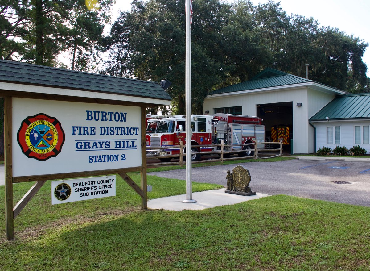 scfirefighters's tweet image. #SCSFA was proud to present 2 Citizenship Awards to 2 #BeaufortSC outstanding citizens @djlessard2016 &amp;amp; @kelbright6429 were nominated by @BurtonFD_SC &amp;amp; received #SCSFA Citizenship Award for their efforts...bit.ly/CitizenshipAwa… #ServingSCFirefightersSince1905 #scnews #firenews