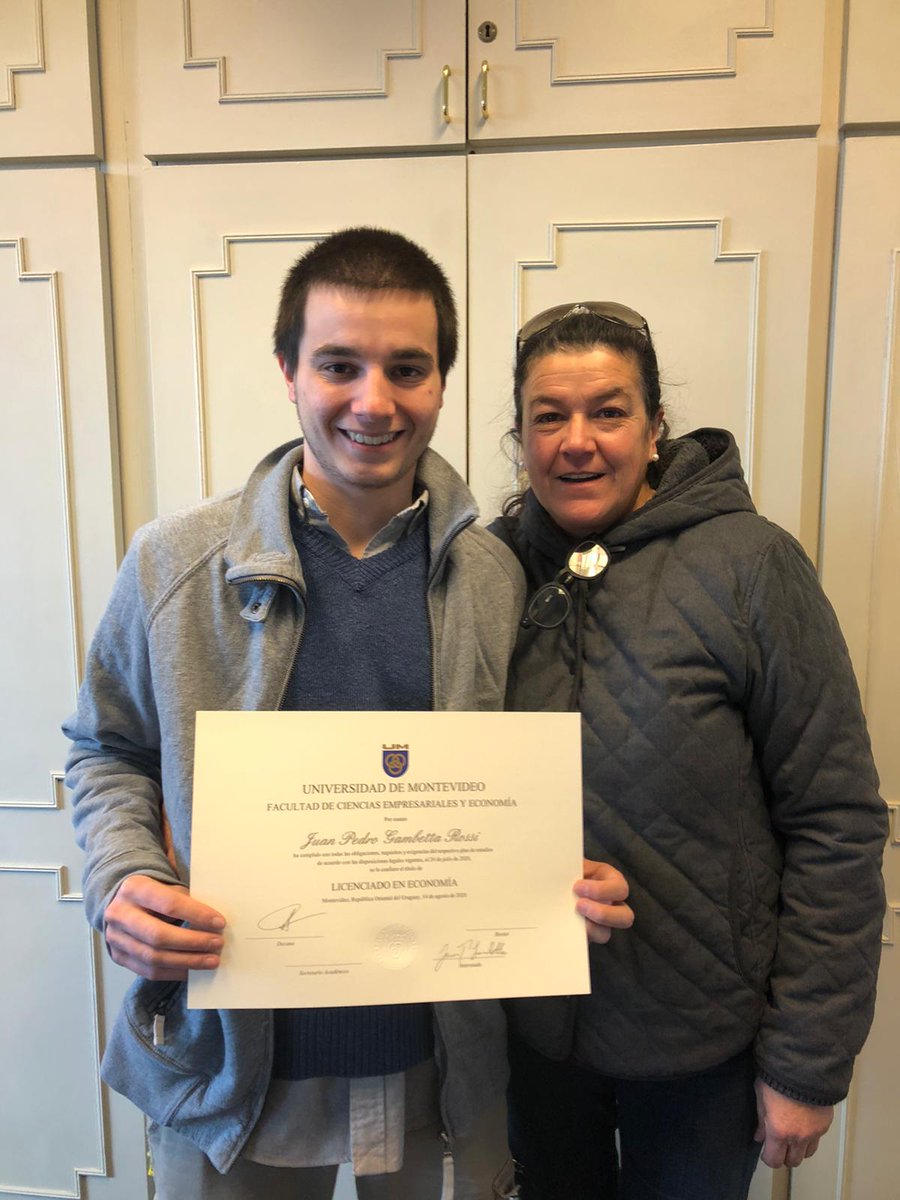 AlejandroCid_uy's tweet photo. Sí, se puede! Desde Salto a @Yale: @jpgambetta1 egresado de @EmpresasUM rumbo al aeropuerto en este momento. 
Seleccionado por @steventberry director del Tobin Center for Economic Policy para el predoctorado de 2 años. En la foto con el título y su madre.
https://t.co/ka9ZQmhuIB https://t.co/eKcXumGyMc
