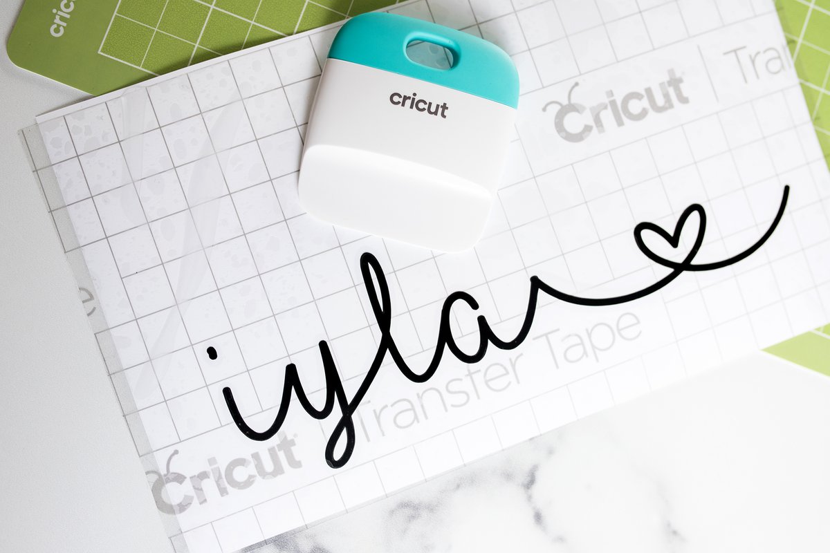 thesupermomlife's tweet photo. Sharing what you'll need to personalize your school supplies with @officialcricut. It's both fun and simple (and slightly addicting) >> https://t.co/49JFcSHKom #sponsored https://t.co/BKkaS6c3y3