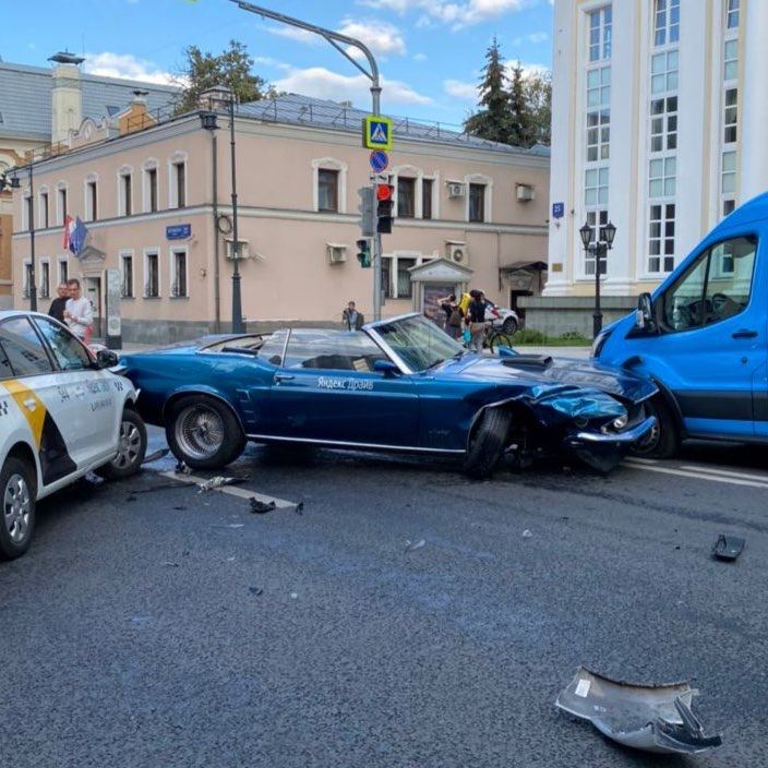 «Неизвестный браконьер убил мустанга»: один из Ford Mustang от каршеринга «Яндекс.Драйв» попал в аварию в Москве