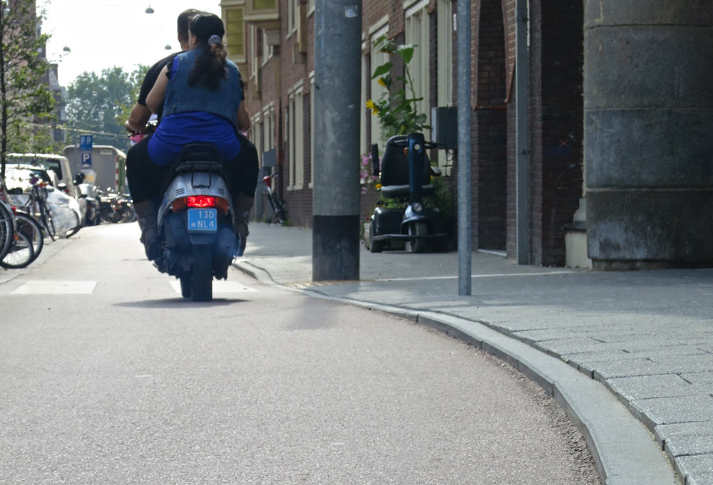 adamfietst's tweet photo. In Amsterdam gebruiken middelbare scholieren dagelijks 750km fietspad. Bijna de helft daarvan is (veel) te smal. En de meeste daarvan hebben ook nog eens gevaarlijke opstaande stoepranden.  |  https://t.co/Cq1bmm3c3I https://t.co/DHKhtZbmKL