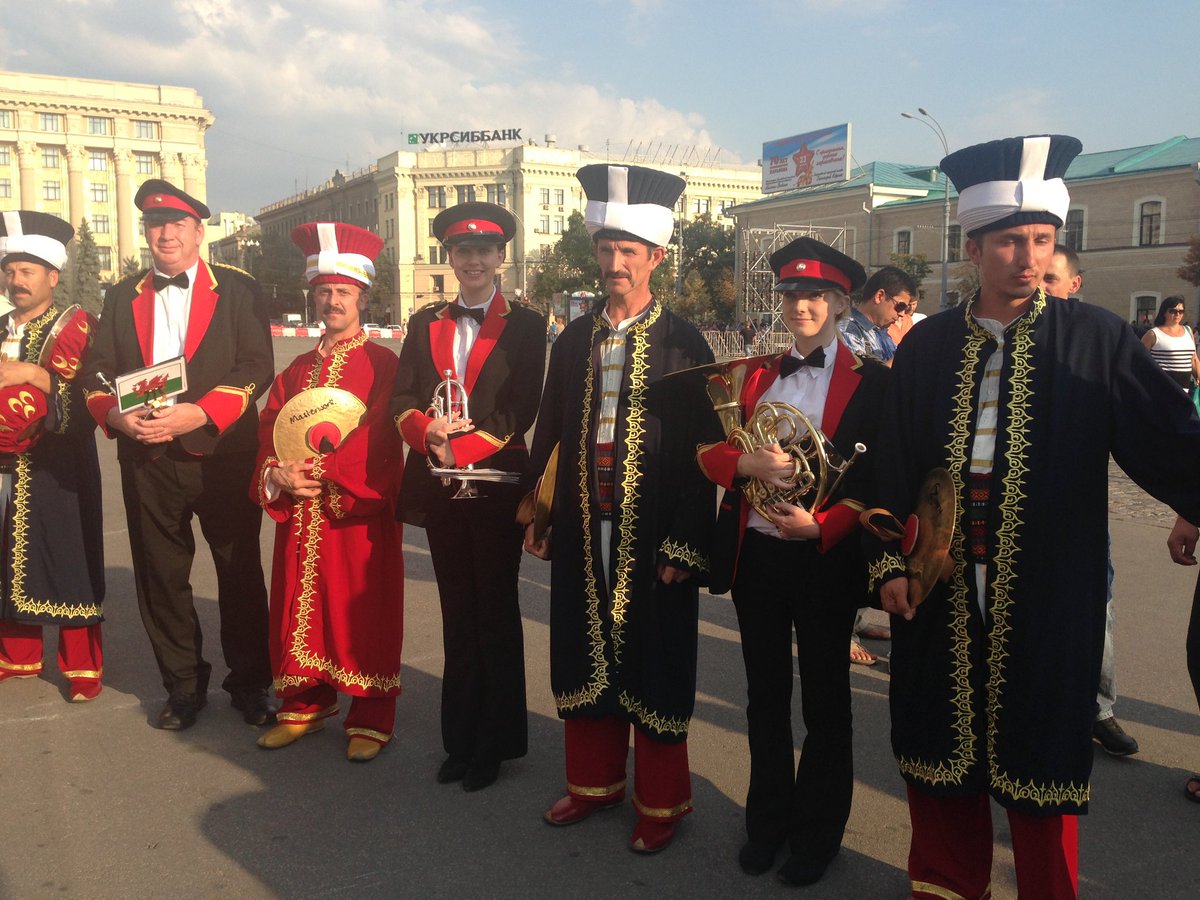 6/11. There was a really friendly, almost party atmosphere amongst the bands, all from different countries... chatting and taking photos with each other. 