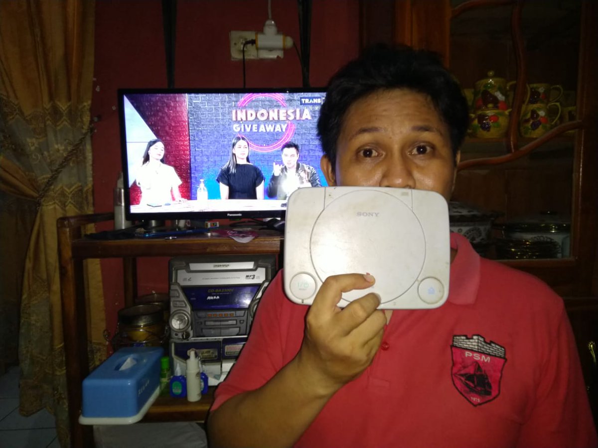 Bismillah, bosqueee, PlayStation One jadul dah lama minta diganti sama ponakan, please bosqueee @trans7 #IndonesiaGiveAwayBarangLama