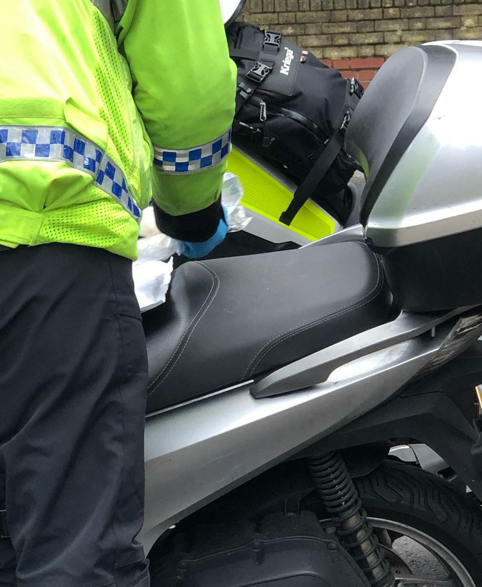ParkguardLtd's tweet photo. This week @IslingtonBC #ASB Team assited Police 🚔 with hostile crowd management, while they stopped a suspected #DrugDealer. Search uncovered large quantities of Class A&B drugs. Male arrested for Possession With Intent to Supply. Great work by @MPSIslington👏🏼 #IntelligenceLed https://t.co/FjpdHxxjtd