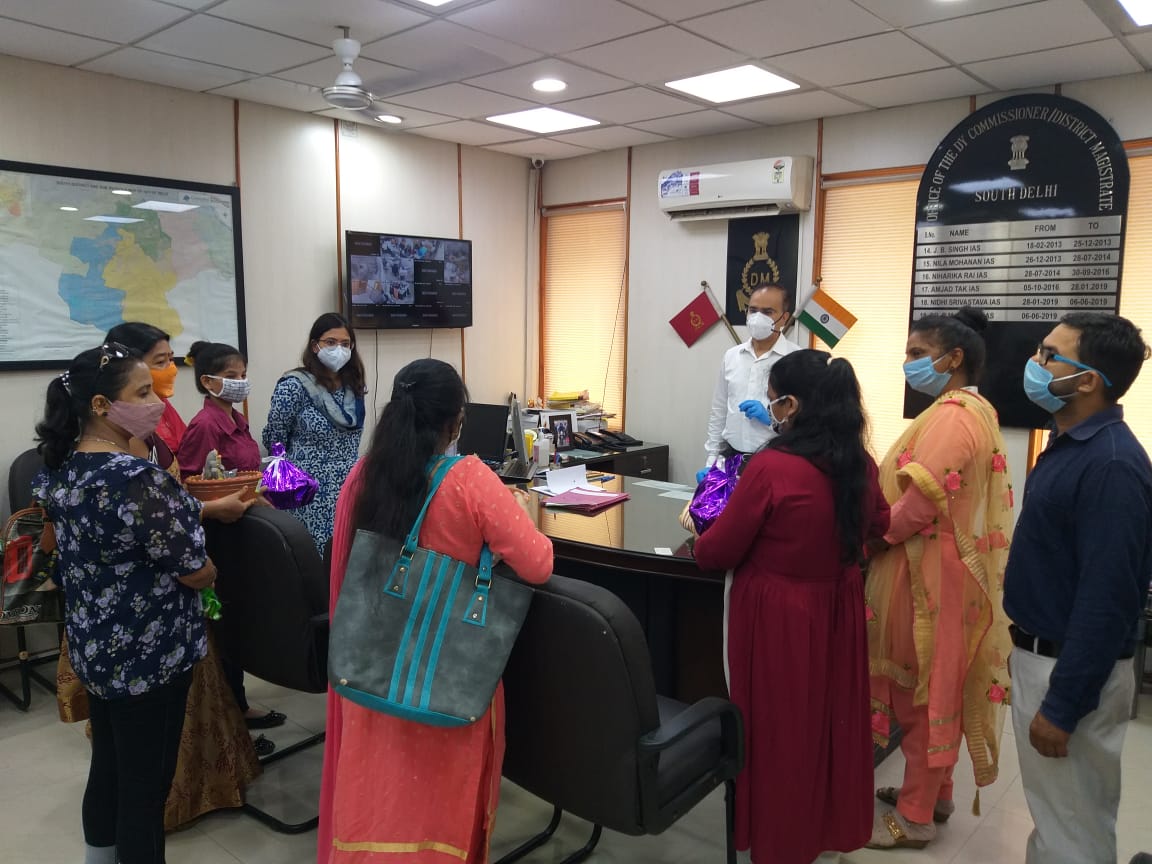 DMSouthDelhi's tweet photo. 'एक पहल उजाले की ओर,' कार्यक्रम के माध्यम से हम आपके समक्ष लेकर आये हैं ईकोफ़्रेंडली गणेश प्रतिमाऐं। पर्यावरण संरक्षण के लिये अपने घर आज ही ले जाये और ज़रूरतमंद महिलाओं के रोज़गार में भागीदार बने #एकपहलउजालेकीओर @NULM_MoHUA https://t.co/dVBnAANZz6