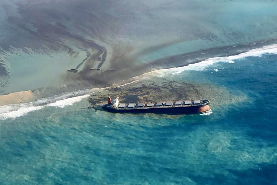 British experts deployed to help Mauritius protect coral reefs from oil spill: gov.uk/government/new…