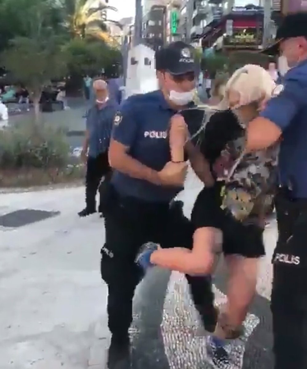 Olay anında orada bulunan vatandaşlardan birisi Polis Merkezinde tanık olarak ifade vererek kadın şahsın polislere "orta parmak gösterip, hakaret ederek tahrik ettiğini" belirtmiş. Ayrıca edindiğim bilgiye göre...

#PolisiminYanındayım