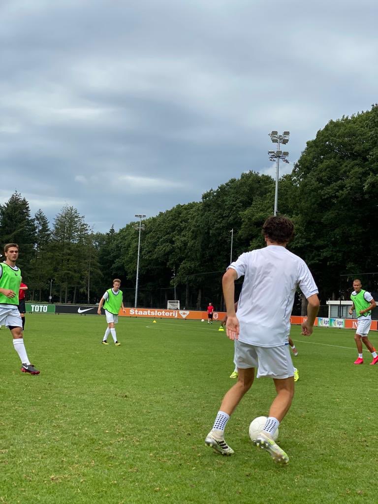 spelersvakbond's tweet photo. Voorzitter @elevchenko pakt graag een training mee van de bikkels van Team VVCS! 🌲💪⚽️💫 #levchenko @johnvanloen #arjanebbinge #vvcs #teamvvcs #fitnaarjevolgendeclub https://t.co/dQDuksQ7rC
