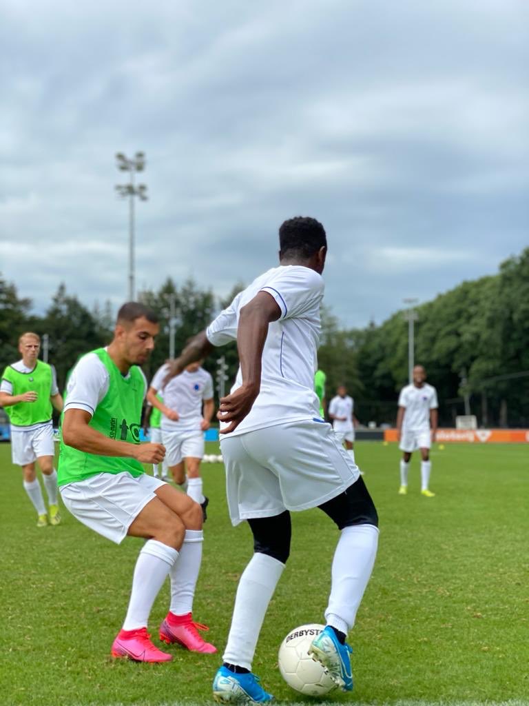 spelersvakbond's tweet photo. Voorzitter @elevchenko pakt graag een training mee van de bikkels van Team VVCS! 🌲💪⚽️💫 #levchenko @johnvanloen #arjanebbinge #vvcs #teamvvcs #fitnaarjevolgendeclub https://t.co/dQDuksQ7rC