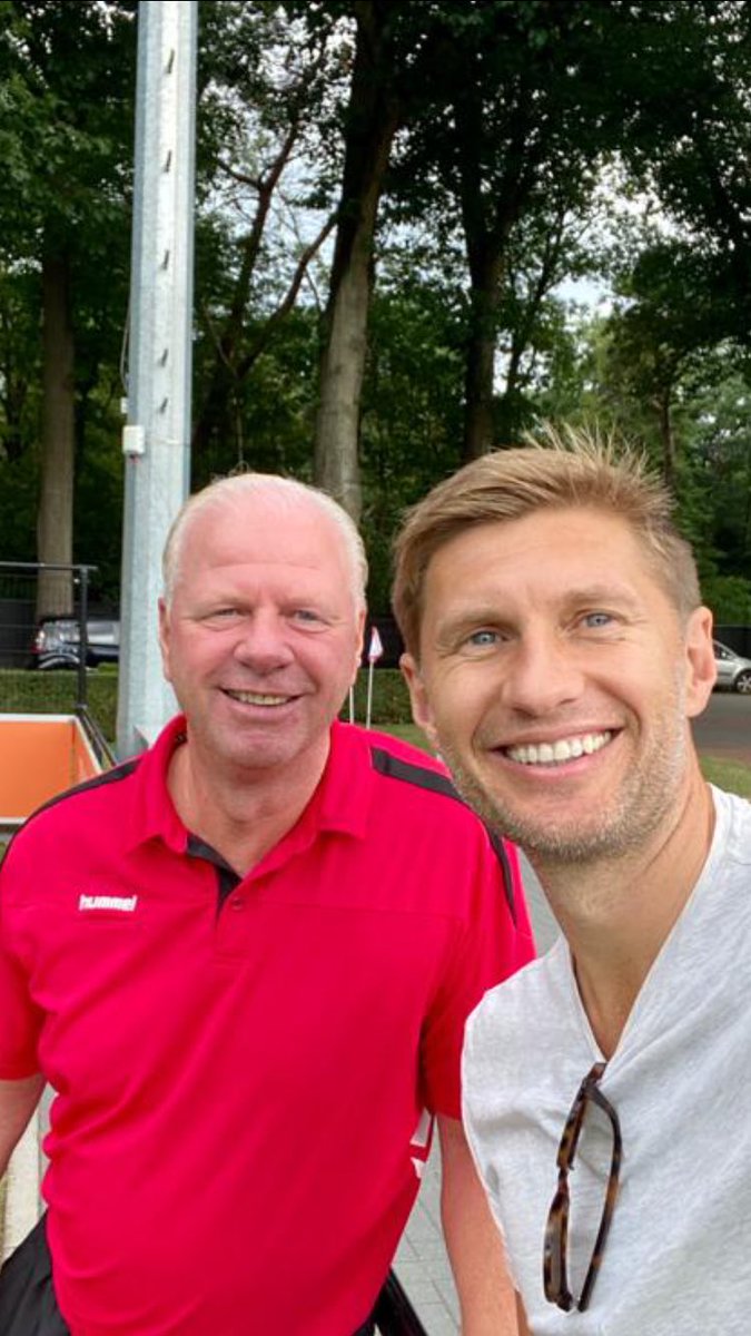 Voorzitter <a href="/elevchenko/">Levchenko Evgeniy</a> pakt graag een training mee van de bikkels van Team VVCS! 🌲💪⚽️💫 #levchenko <a href="/johnvanloen/">john van loen</a> #arjanebbinge #vvcs #teamvvcs #fitnaarjevolgendeclub