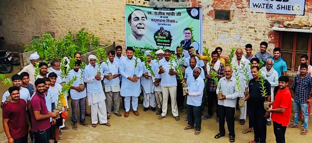 SachinKunduINC's tweet photo. भारत रत्न पूर्व प्रधानमंत्री स्वर्गीय श्री राजीव गांधी जी की जयंती पर सद्भावना दिवस पेड़ लगाओ जीवन बचाओ अभियान के तहत पौधारोपण व आम जनों को पौधे वितरण किए गए। #RememberingRajivGandhi https://t.co/xBSbkTUNTD