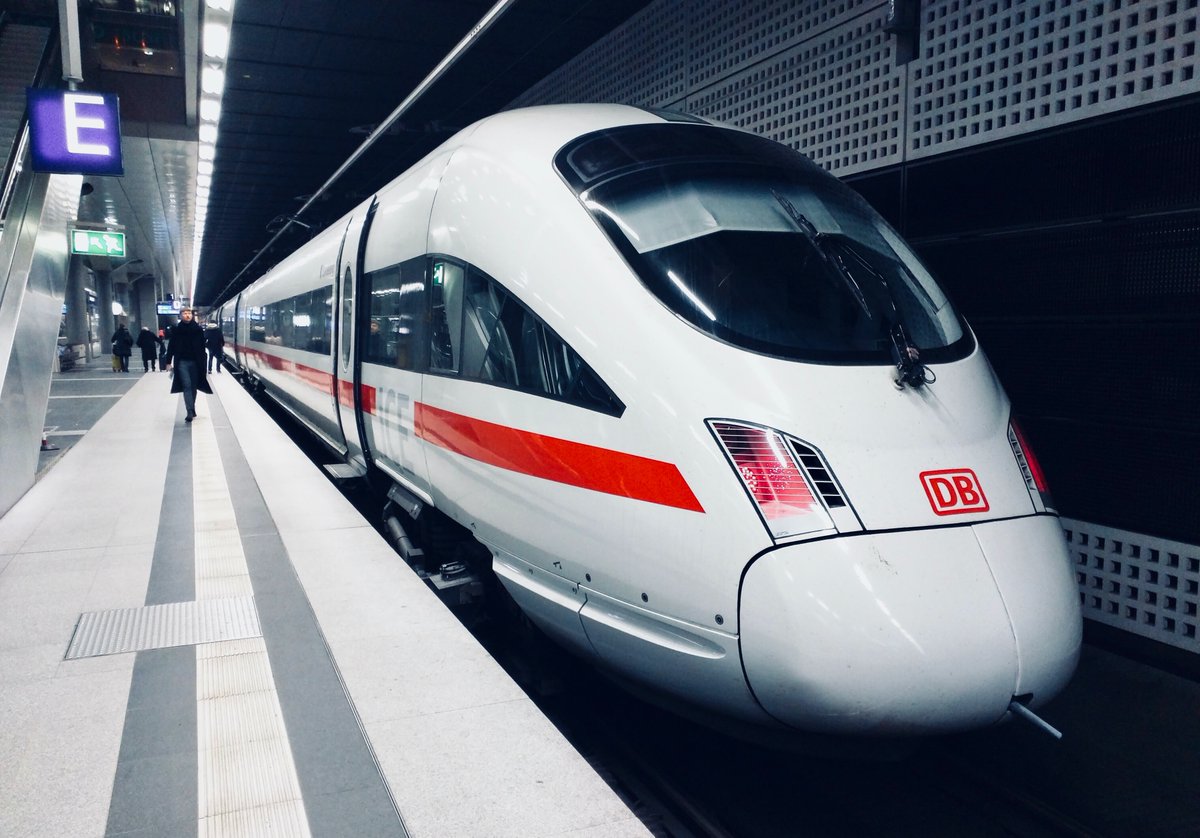 derherrseiler's tweet photo. Entschädigung schon ab einer halben Stunde Verspätung - würde das die @DB_Bahn pünktlicher machen? Ich frage Detlef Neuß von @PRO_BAHN 13:36 Uhr @swraktuell (pic: pixeldan on unsplash) https://t.co/bVjMyL1tcF