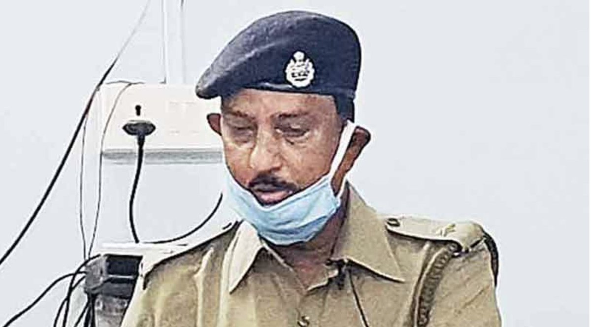 BanglarGorboMB's tweet photo. Two police officers of Malda have taken music as a shield to enthuse and give relief to their colleagues who are one of the key frontliners fighting against #COVID. Encouraging them is their district police chief @akrajoriaips. We thank them for the tireless service.@malda_police https://t.co/MasIdGqENo