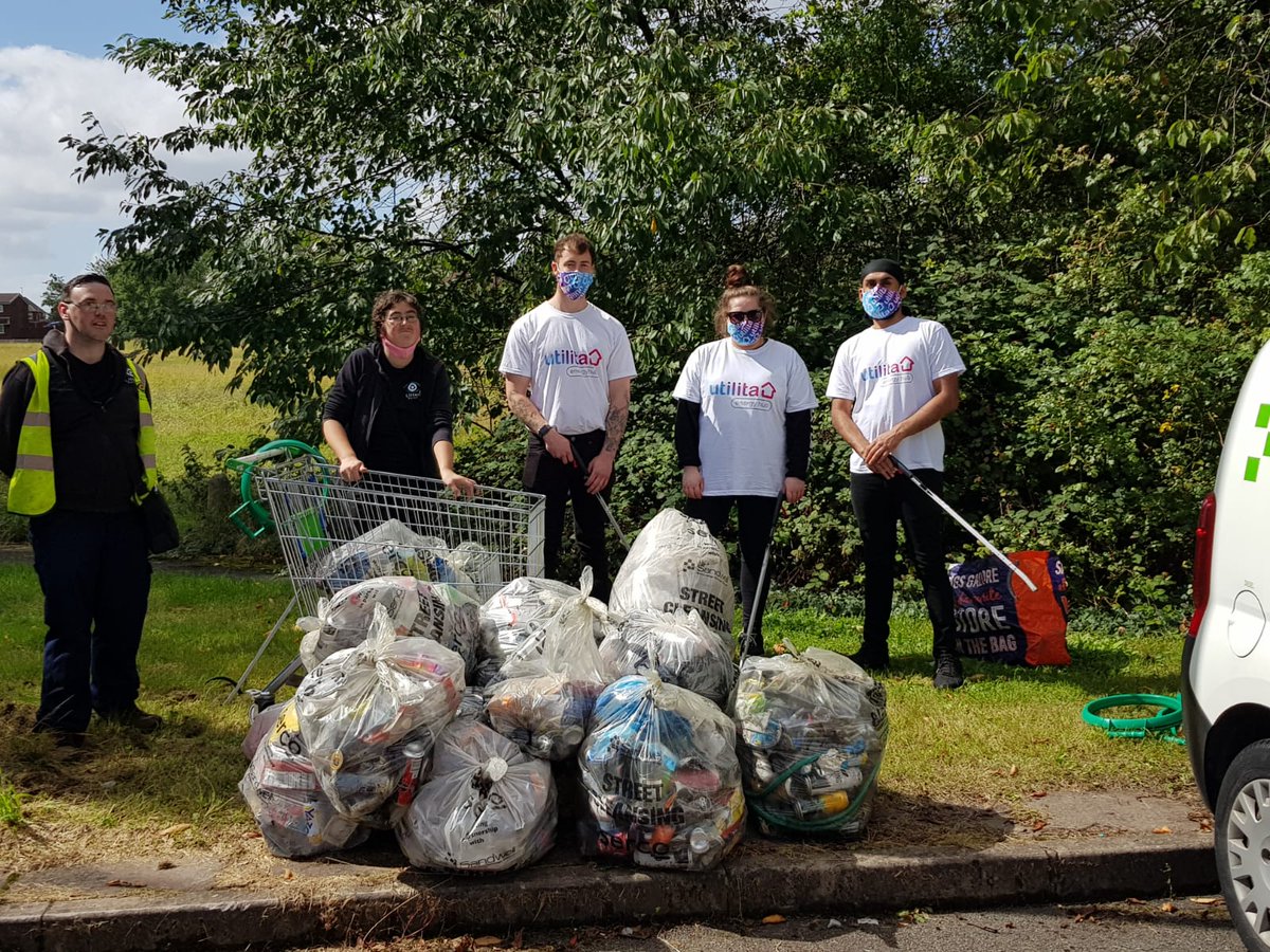 Litterwatch1's tweet photo. #Thursdaymotivation our @Litterwatch1 #volunteers and @UtilitaEnergy have been out this morning at Lichfield Street #Tipton collected 18bags of #litter and 1 trolley #keepingsandwelltidy #trolleywise ๐ @SercoESUK @sandwellcouncil https://t.co/DRt2lMTLMT