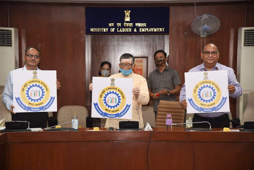 LabourMinistry's tweet photo. श्रम ब्यूरो का आज आधिकारिक लोगो श्री @santoshgangwar, श्रम एवं रोजगार राज्यमंत्री (स्वतंत्र प्रभार) द्वारा लाँच किया गया। कार्यक्रम में श्री हीरालाल सामरिया, सचिव, श्रम एवं रोजगार मंत्रालय एवं श्री डी.पी.एस. नेगी, महानिदेशक, श्रम ब्यूरो और मंत्रालय के अन्य अधिकारी उपस्थित रहे। https://t.co/mytaUe1wWO