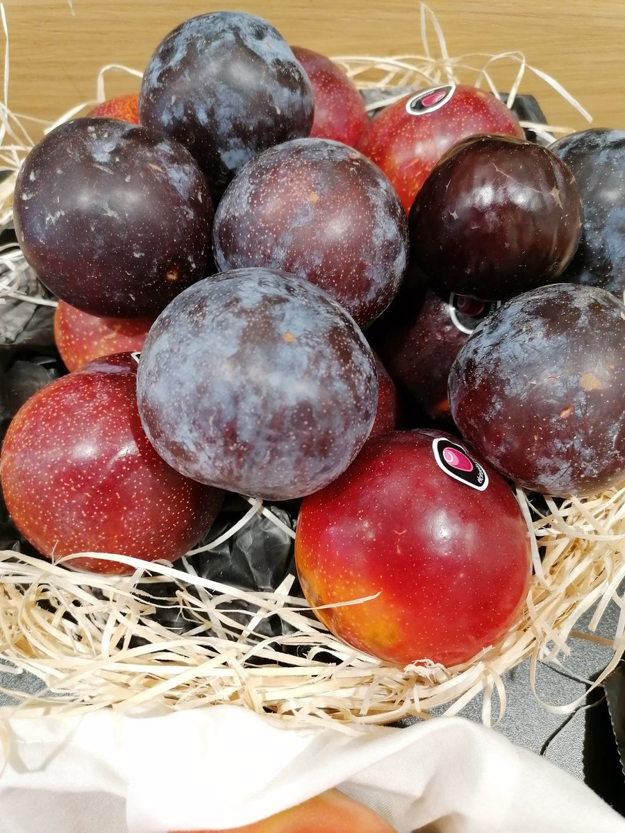 Kaixo kaixo! 20 de Agosto y seguimos trayendo lo mejor del mercado en fruta. Aquí algunas fotos de fruta y verdura de temporada 🤤

Feliz día y sobre todo, salud! 😊😘

#verano2020 #Selecta #frutadeseleccion #Agosto