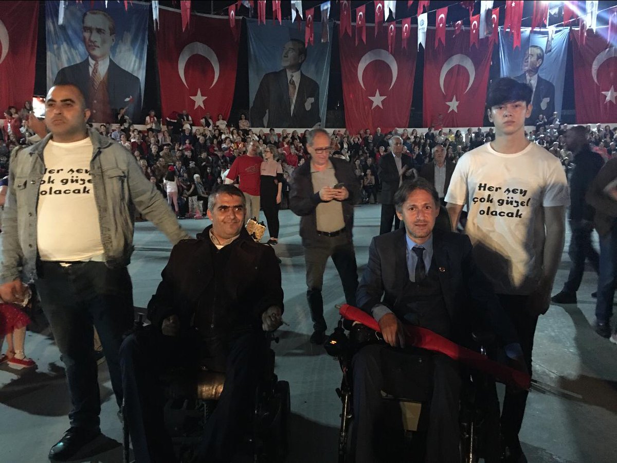 #engelsizsiniz Oturduğunuz koltuklar bizlerle bir araya gelmenize mani mi oluyor? O koltuklara siz oturun diye biz karı yağmuru kışı göze alıp destek olmuştuk sizlere #unuttunuzmu ? @ibbPR
<a href="/ekrem_imamoglu/">Ekrem İmamoğlu</a> <a href="/drhasanakgun/">Dr. Hasan Akgün</a> <a href="/BahcelievlerCHP/">CHP Bahçelievler İlçe Başkanlığı</a> @ozgurcelik1923 <a href="/herkesicinCHP/">CHP 🇹🇷</a> <a href="/istanbulbld/">İstanbul Büyükşehir Belediyesi</a>