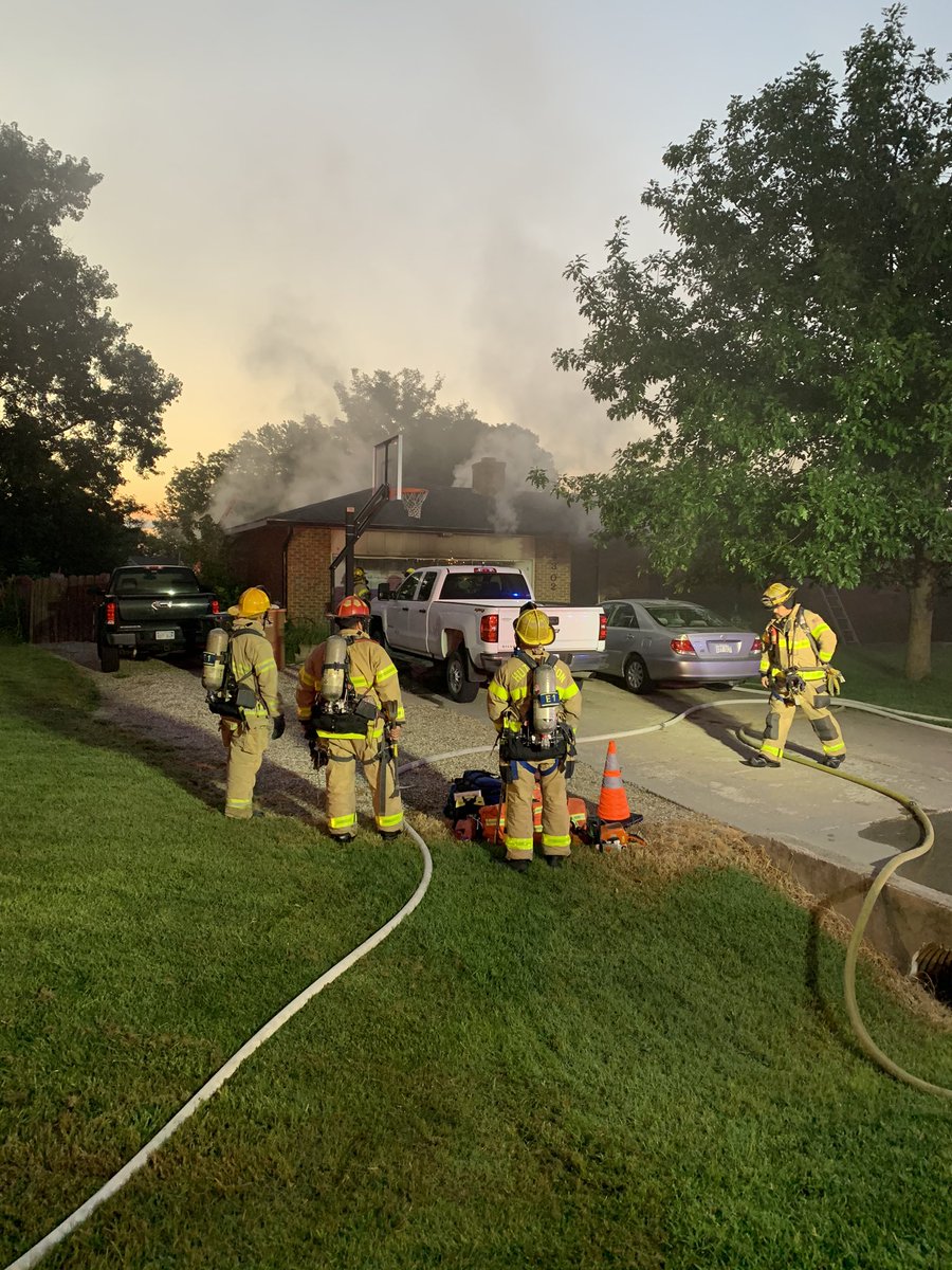 Hutchinson_Fire's tweet photo. HFD working a structure fire at 4302 Foothill drive. All crews working.Heavy fire  in a garage attached to a home https://t.co/OPP19y2WuZ