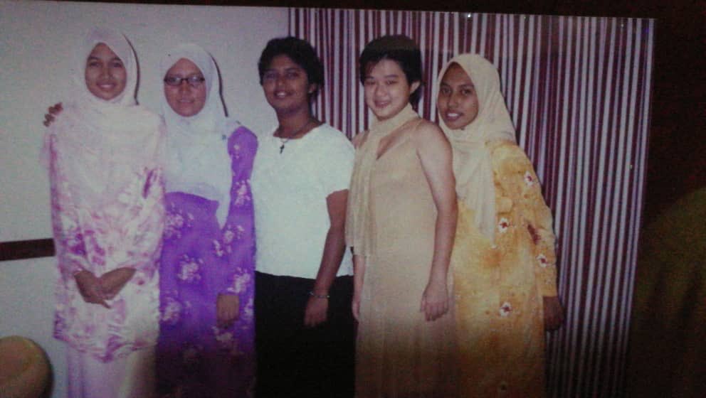 noraakira's tweet photo. @hanifjamals Kawan sekolah tak tau nak cerita macam mana but each of us respect each culture n religion.. until now we keep contact.. #conswan #lovethem https://t.co/6z5ZdMK20S