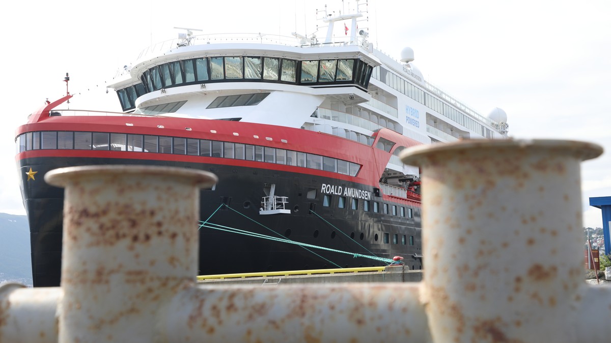 Total of 71 (29 passengers &amp; 42 employees) people now reportedly infected with #COVID19 on <a href="/Hurtigruten/">Hurtigruten</a> MS Roald Amundsen #cruise, according to Norwegian newspaper nrk.no/tromsogfinnmar… figures adjusted upwards after people who first tested negative, later tested positive
