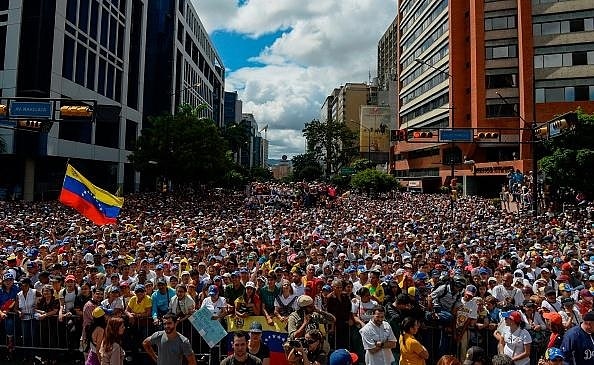 VoluntadPopular's tweet photo. El terminar de unificar fuerzas y ser una sola voz nos permitirá salvar nuestro país. Ahora más que nunca debemos apoyarnos en la comunidad internacional y hacer nuestra parte. ¡Venezuela necesita contar con todos! #SíSePuede 🇻🇪 https://t.co/sEhQsM7VUM
