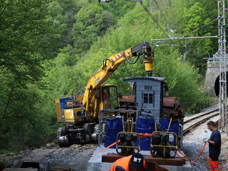 Space4Europe's tweet photo. An innovative #railway track worker protection system, #CertiPro will be evaluated for its reliability & ability to enhance the safety of workers in a real world environment. 🚝
Read more on this #ESAspacesolutions supported project 👇
https://t.co/V6SQJhzsi2 https://t.co/lZijBj7pfL