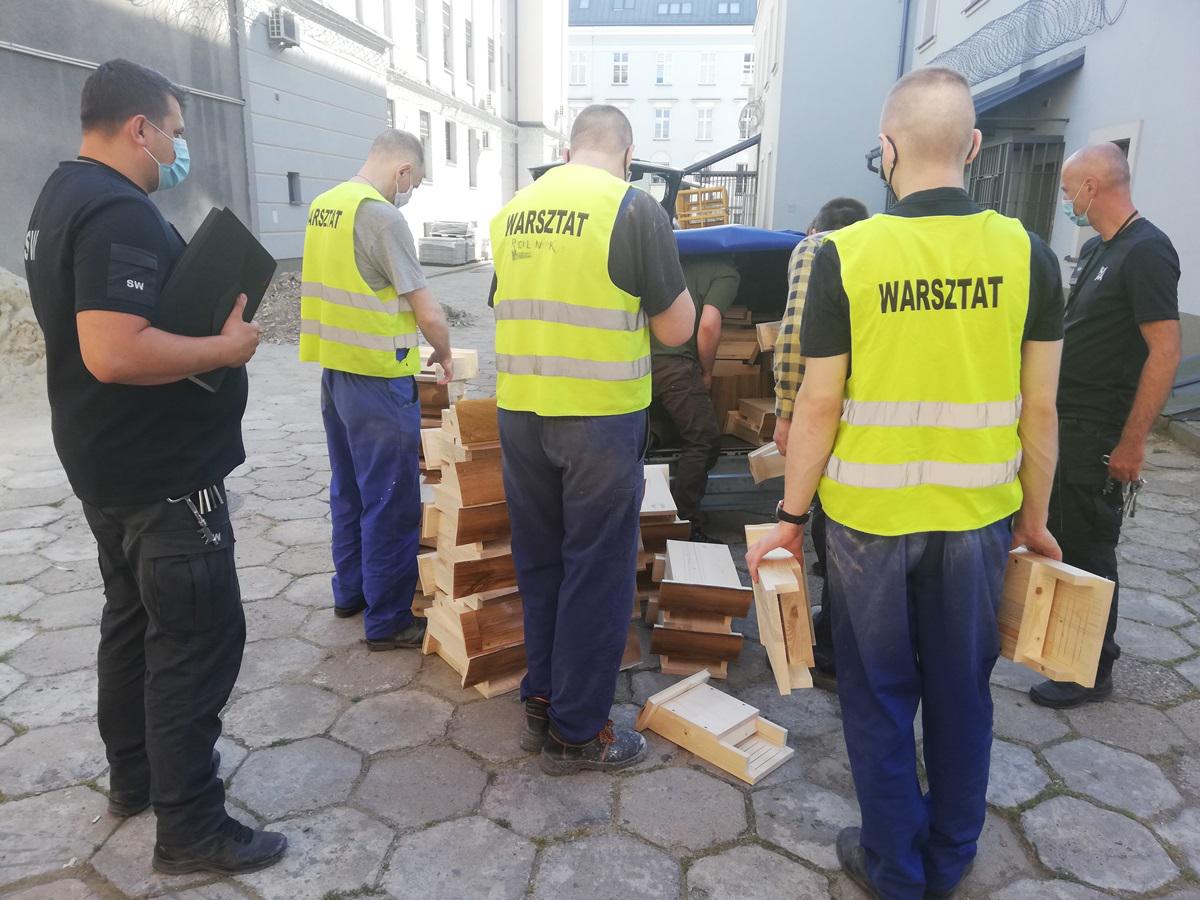 150 budek dla nietoperzy wykonanych przez skazanych z Zakładu Karnego w Tarnowie trafiło do Zespołu Parków Krajobrazowych Województwa Małopolskiego👍👏🦇