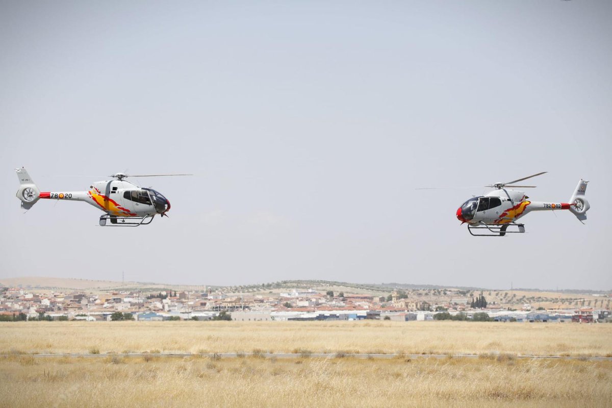 Jornada de ensayo de la @PatrullaAspa del #Ala78. En estas imágenes podéis ver el alto grado de profesionalidad y precisión de los pilotos de helicópteros del #EjercitodelAire.