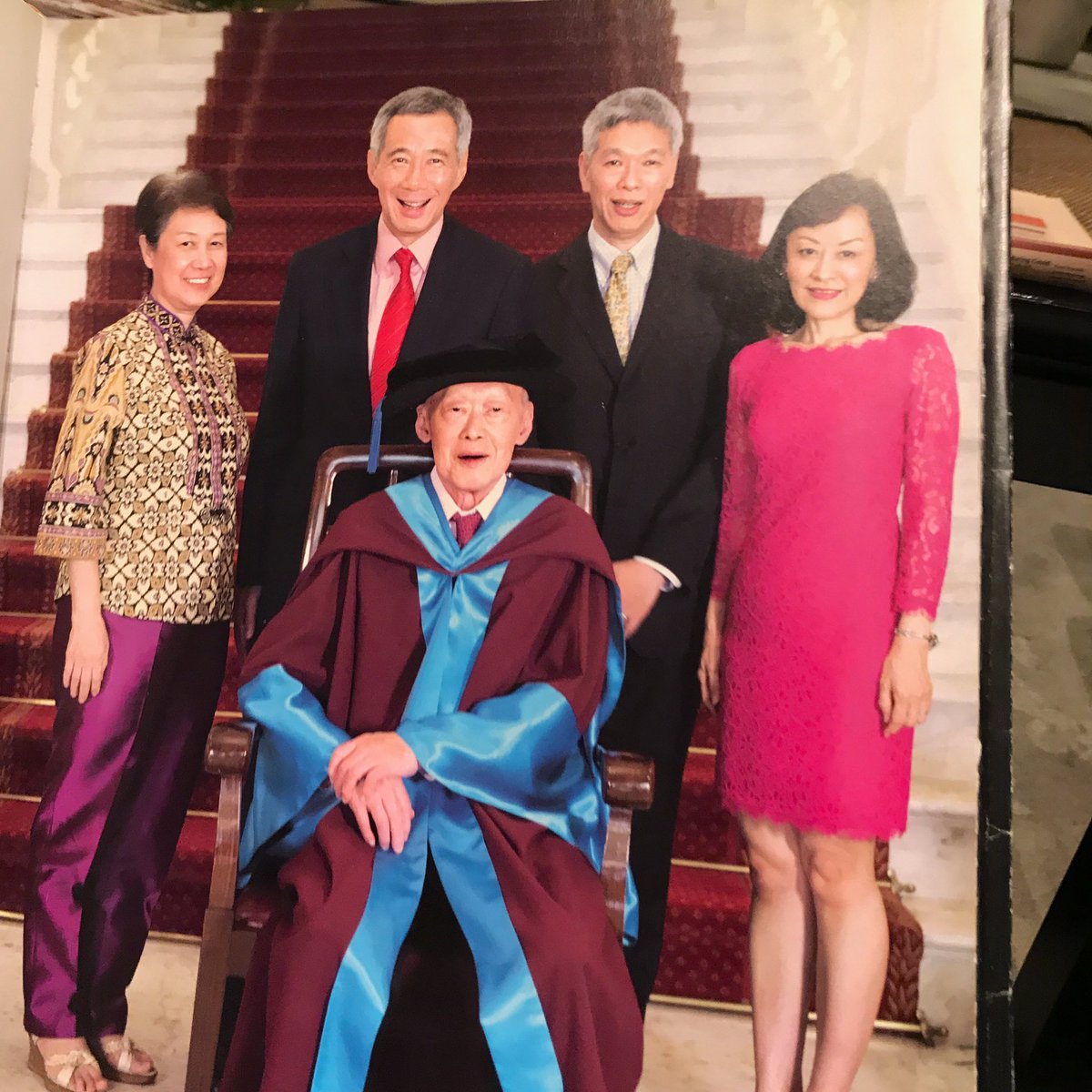 HaseenahKoya's tweet photo. #GE2020: #JoWhamJailedAgain
Soon after world’s highest-paid PM @leehsienloong’s nephew Shengwu is convicted and fined for a private Facebook post. @jolovanwham is going to jail tomorrow while @Harvard Shengwu has chosen not to come home. Shiok shiok.
#Leadership
#PMLeeResign https://t.co/OoqFHS72v0